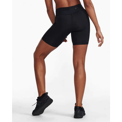 2XU Women's Aero Mid-Rise Compression 6" Shorts Bog Dog Running