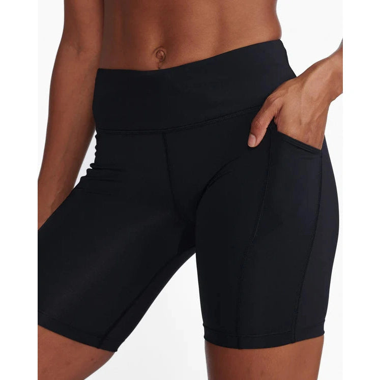 2XU Women's Aero Mid-Rise Compression 6" Shorts Bog Dog Running