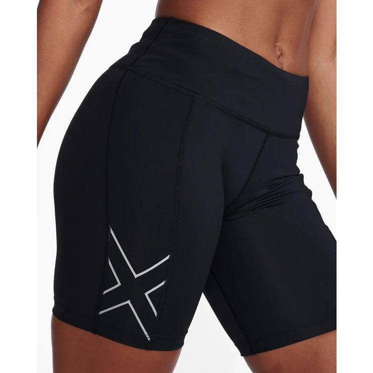 2XU Women's Aero Mid-Rise Compression 6" Shorts Bog Dog Running